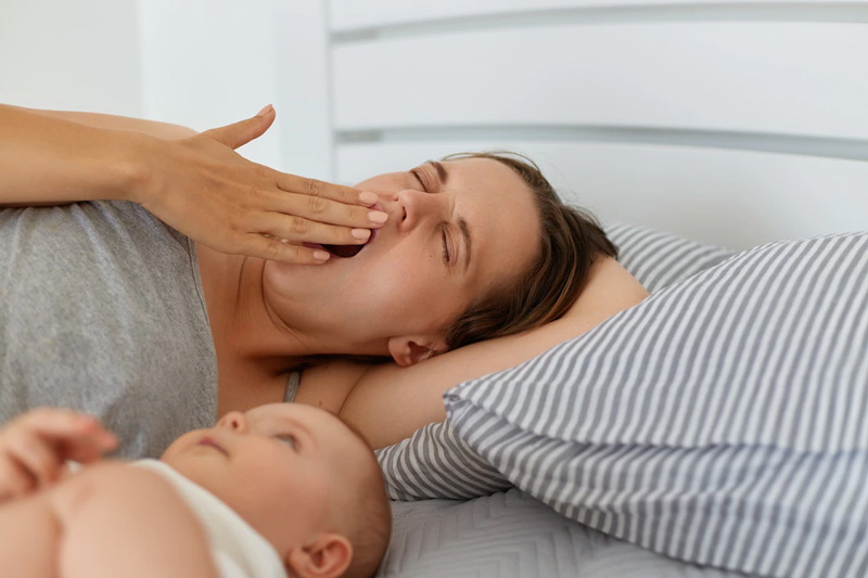 mamma che dorme con bambino riposo post gravidanza